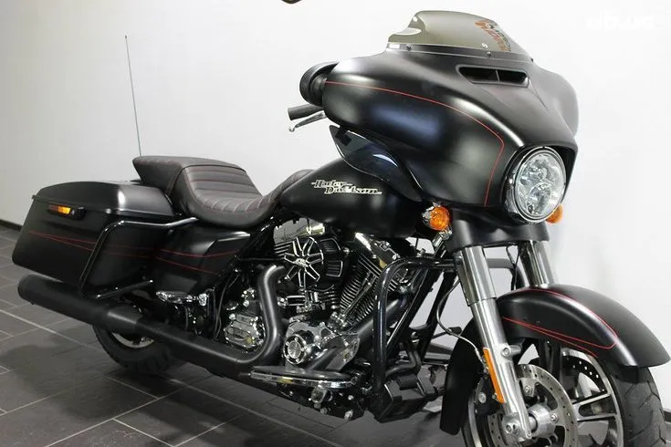 Harley-Davidson FLHXS Image 8